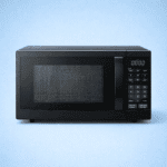 Micro-ondas preto moderno com painel digital em fundo azul claro.