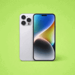 IPhone 13 branco com câmeras tripla, destaque para tecnologia avançada.